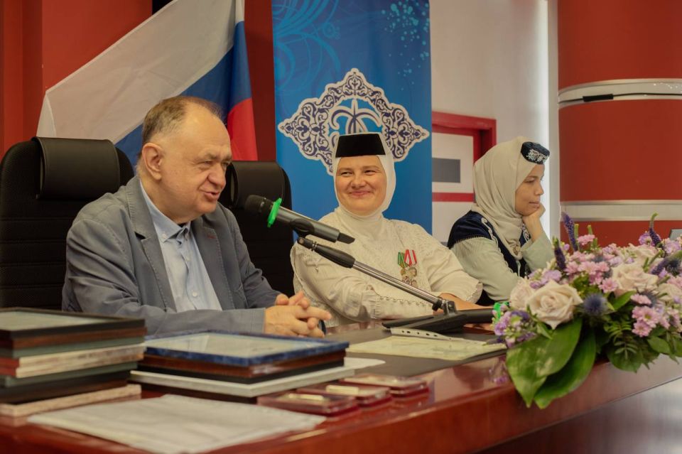 С приветственными словами и адресатами к участникам: