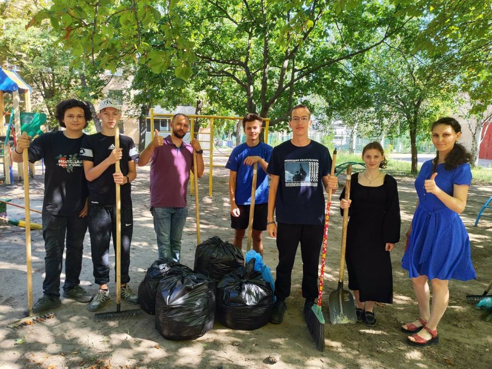 Беречь и ценить!. В рамках профилактики вандализма и в целях формирования бережного отношения к общественным пространствам, сегодня на одной из территорий детских площадок Ленинского района была проведена уборка