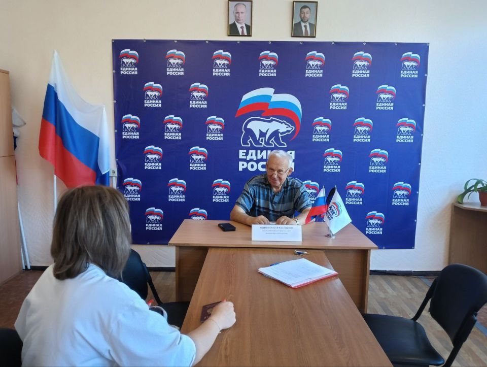 Депутат Дебальцевского городского совета Донецкой Народной Республики Сергей Кириченко провел личный прием граждан в общественной приемной Всероссийской политической партии «Единая Россия»