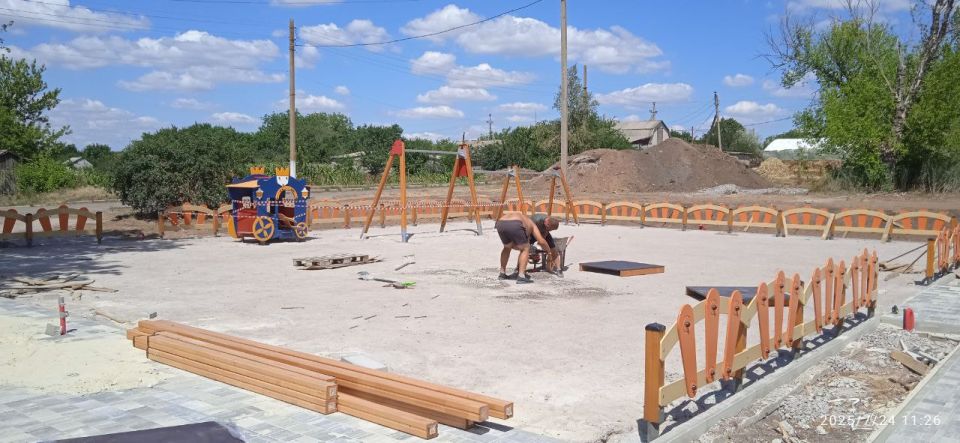Продолжаются работы по благоустройству общественной территории в селе Первомайское в рамках реализации федеральной программы "Формирования современной городской среды"