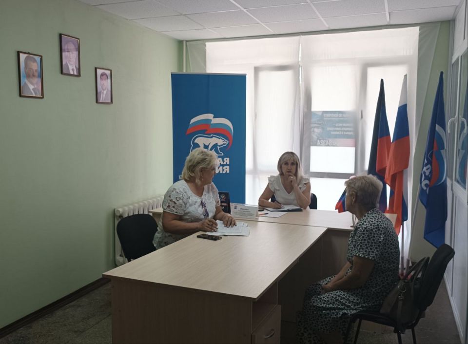 Заместитель секретаря Амвросиевского местного отделения Всероссийской политической партии "Единая Россия" Елена Фисенко провела приём граждан в общественной приёмной