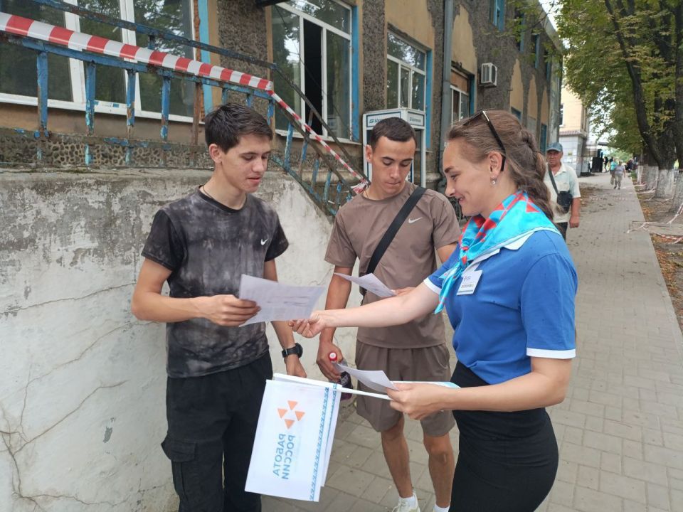 Для удобства участников мероприятия сотрудники центра раздавали информационные буклеты, содержащие полезные советы и актуальную информацию о предлагаемых