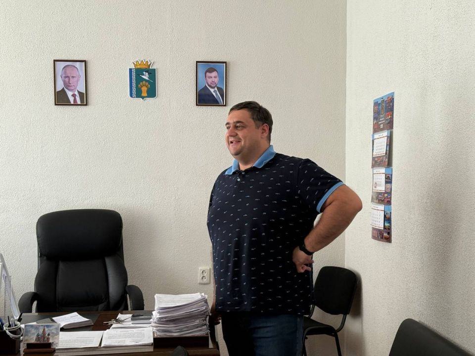 На работу с семьей. В рамках направления Доброслужащий сотрудники Администрации Мангушского муниципального округа приняли участие в акции «На работу с семьёй» — доброслужащие пригласили своих детей на экскурсию в...