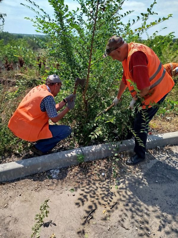 Коммунальщики Снежного продолжают благоустраивать территории общего пользования