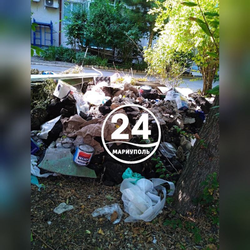 ПИШУТ ЧИТАТЕЛИ. Наша подписчица Лариса Гордиенко прислала в наш чат-бот жалобу на складирование строительного мусора на придомовой территории в Приморском районе Мариуполе по адресу: ул. Балтийская, 17. По всему периметру...