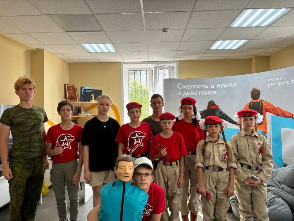 На базе молодёжного пространства "Точка", состоялось очередное занятие "Школы юного медика", которое провел для юнармейцев местного отделения городского округа Макеевка имени Героя СВО Линева А.М. юнармеец ВПК "Беркут 99"...