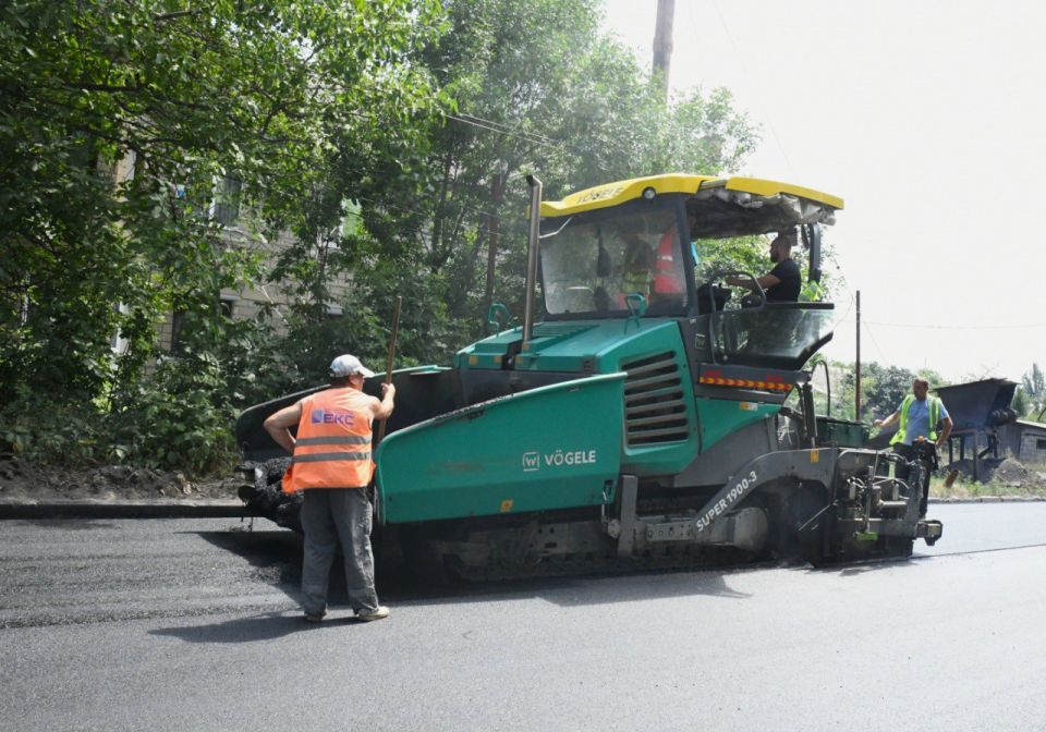 Владислав Ключаров: Вчера вместе с министром транспорта Республики Александром Бондаренко и заместителем Председателя Народного Совета ДНР Алексеем Дорофеевым проверили ход восстановления дорожного полотна по ул. Сигова в...