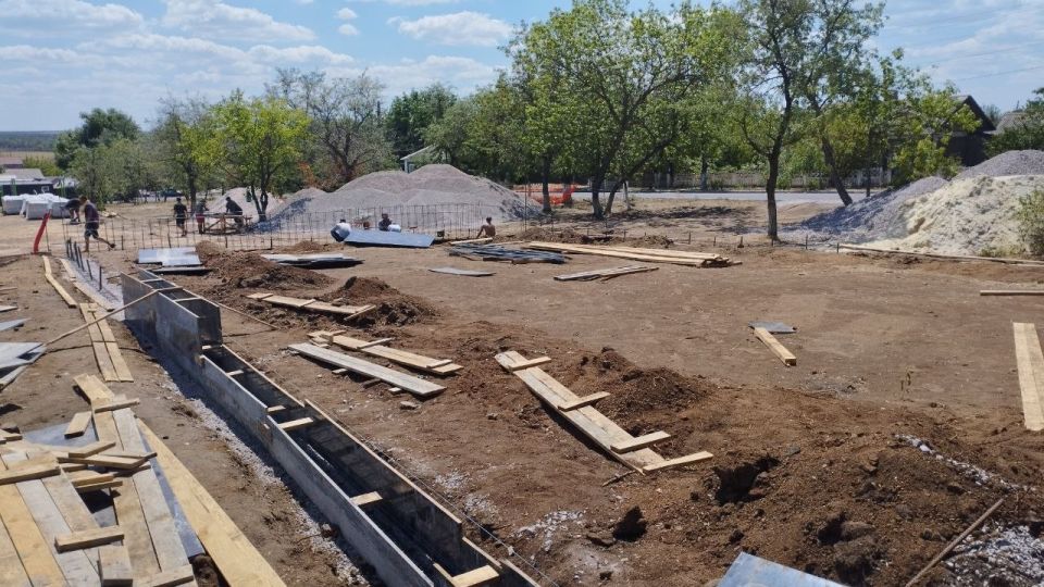 В рамках реализации федеральной программы "Формирование современной городской среды" продолжаются по работы по благоустройству общественной территории в селе Гранитное