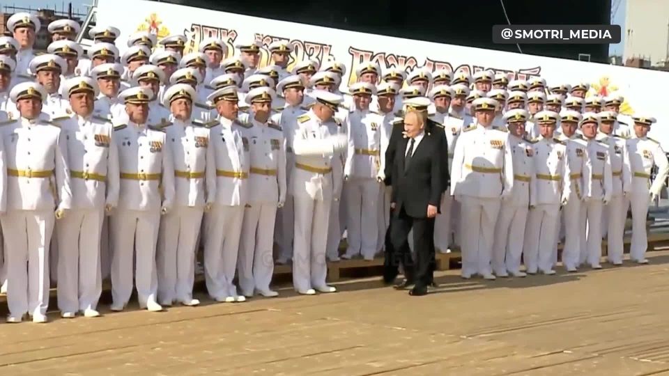 Владимир Путин принял участие в церемонии подъема флага на атомном подводном крейсере «Князь Пожарский» в Северодвинске