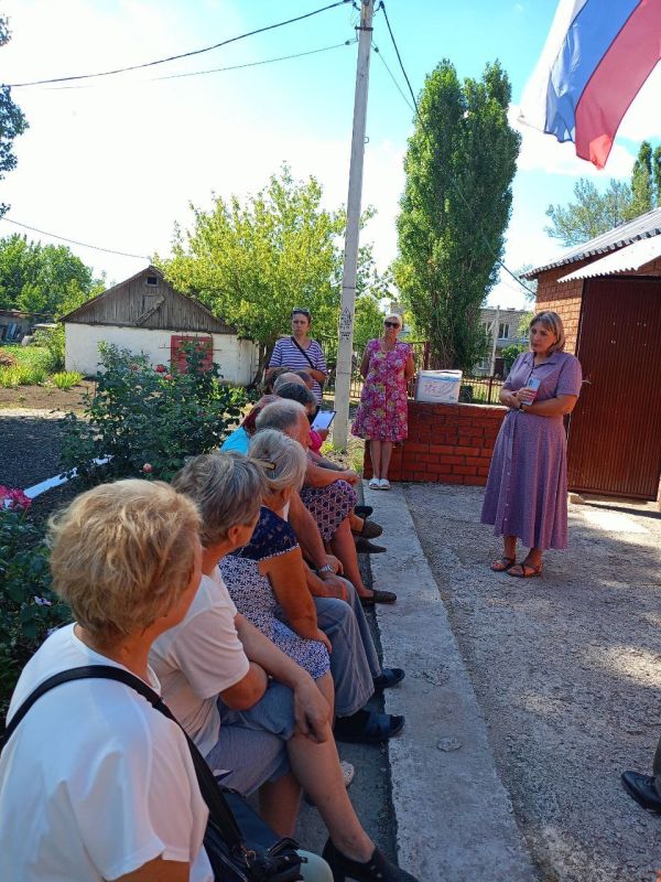 Начальник Саханского территориального отдела Администрации Новоазовского муниципального округа Инна Цыганий провела встречу с жителями села Саханка и Ленинское