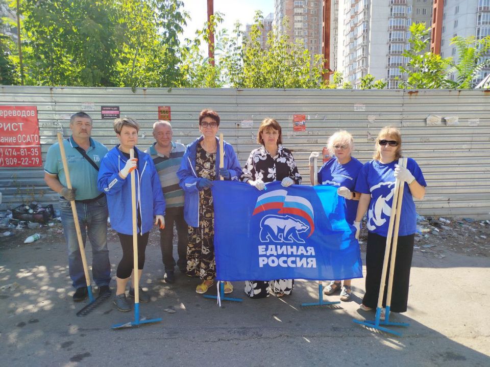 Валентин Левченко: В рамках акции "Чистый четверг" партийного проекта "Городская среда", сотрудники Управы продолжают помогать коммунальным службам и наводить порядок на бесхозных общественных территориях района