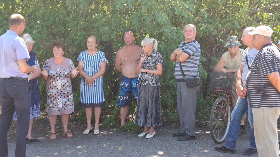 Сергей Желновач: Сегодня, заместитель главы администрации городского округа Дебальцево Евгений Глебов провел встречу с жителями Артемовского хутора, где обсудили наиболее волнующие вопросы населения