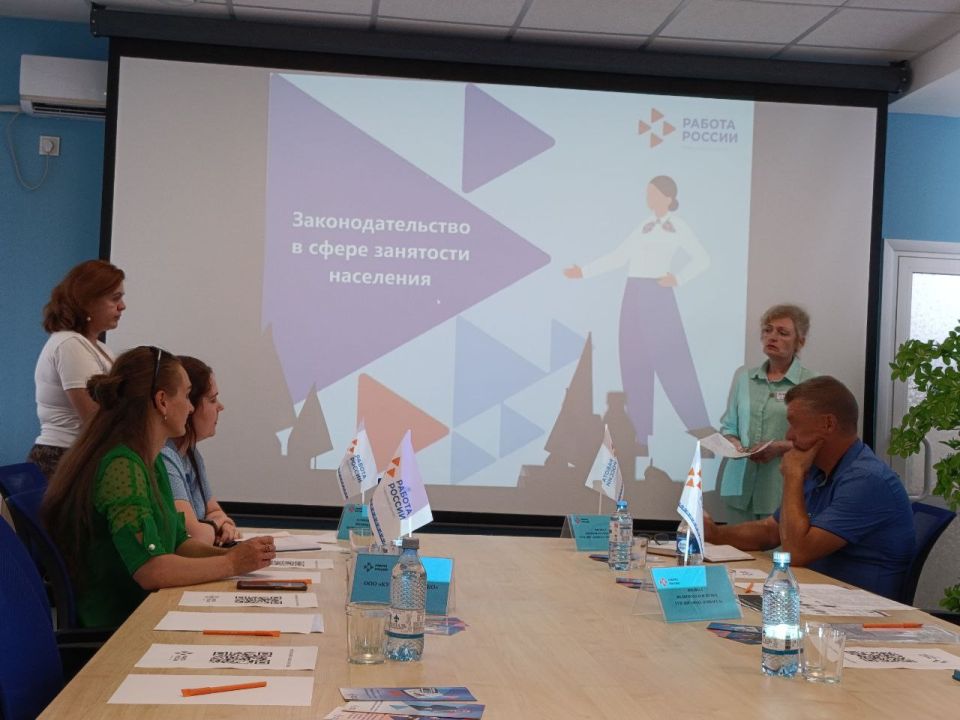 После презентаций состоялась живая дискуссия, в ходе которой работодатели делились своим опытом взаимодействия с центром занятости и задавали вопросы специалистам центра занятости