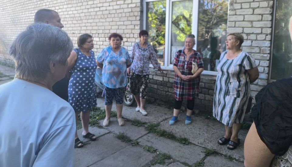 В посёлке Новолуганское состоялся сход граждан с участием заместителя городского округа Валерия Бессараба