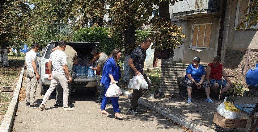 Депутаты Народного Совета ДНР фракции «Единая Россия» Марина Каплянок, Денис Машков, Евгений Белашев и Денис Островский при поддержке сенатора РФ Александра Волошина привезли гуманитарную помощь жителям Красногоровки