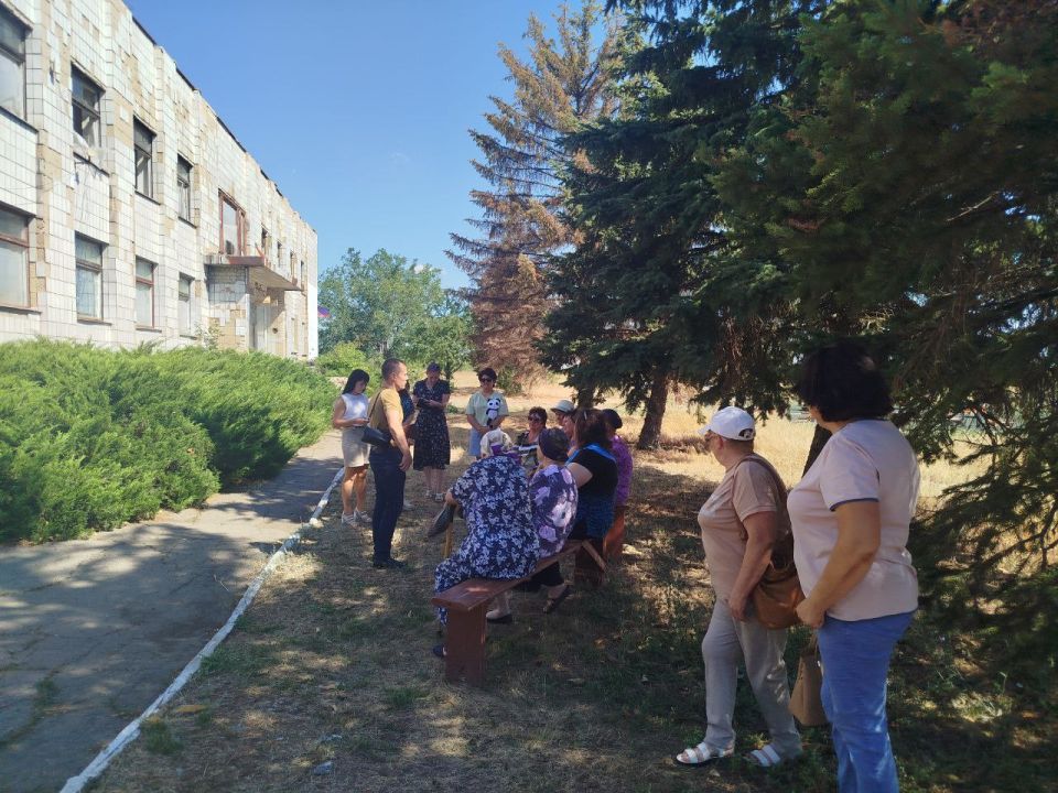 24 июля заместитель главы Администрации Старобешевского муниципального округа Михаил Ольмезов совместно с депутатом Старобешевского Муниципального Совета Викторией Эрмитали провел встречу с жителями села Кумачово