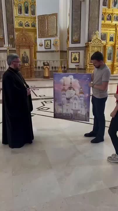 Депутаты МП ДНР Владислав Булавкин и Вероника Нестеренко в честь престольного праздника вручили Собору святых Петра и Февронии картину