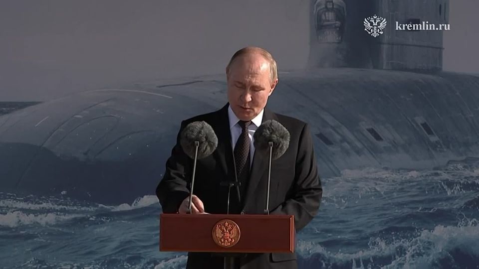 В Северодвинске Президент принял участие в церемонии подъёма военно-морского флага на атомном подводном крейсере стратегического назначения «Князь Пожарский»