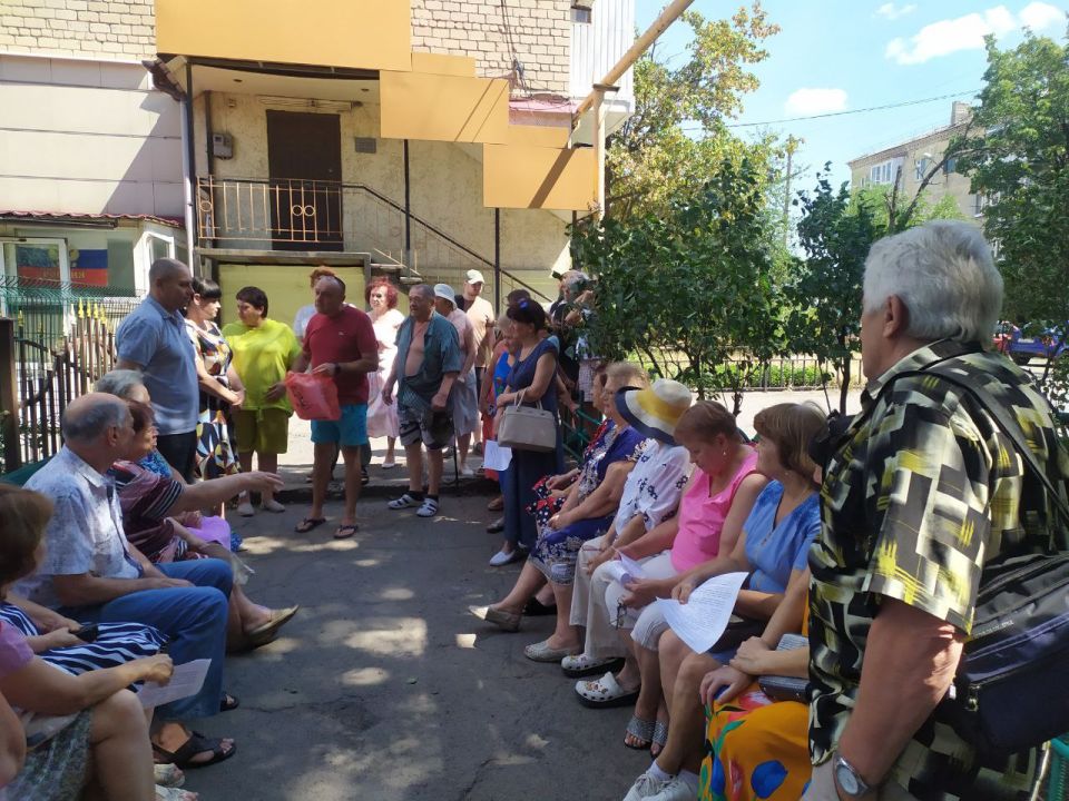 Сегодня, 24 июля, заместитель главы администрации городского округа Торез Александр Ставицкий совместно с депутатом Торезского городского совета Анной Матраевой провел встречу с населением по адресу: