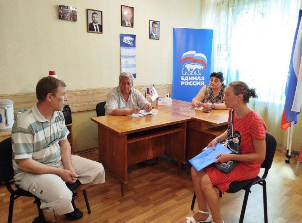Валентин Левченко: Сегодня в общественной приемной партии "Единая Россия" Киевского района г.Донецка депутат Народного Совета Донецкой Народной Республики Анна Железная провела прием граждан