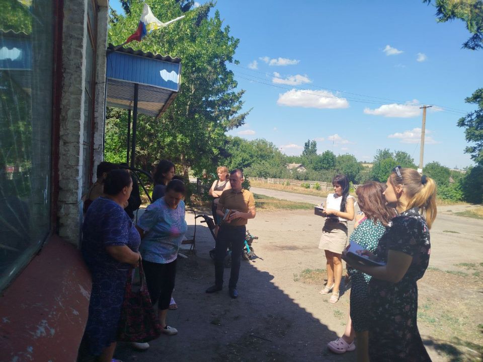 24 июля заместитель Главы Администрации Старобешевского муниципального округа Михаил Ольмезов совместно с депутатом Старобешевского Муниципального Совета Викторией Эрмитали провел встречу с жителями села Победа