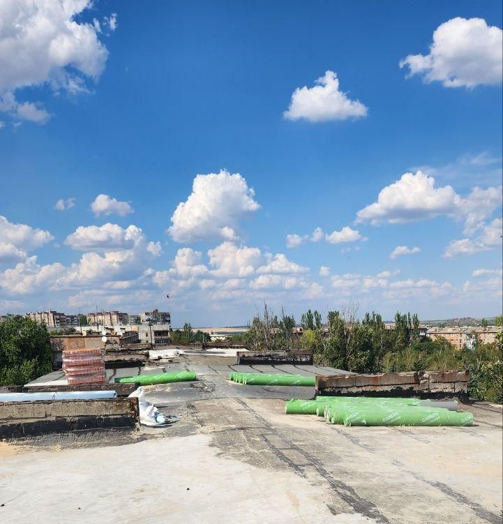 Владимирские строители продолжают восстанавливать кровлю домов в Кировском