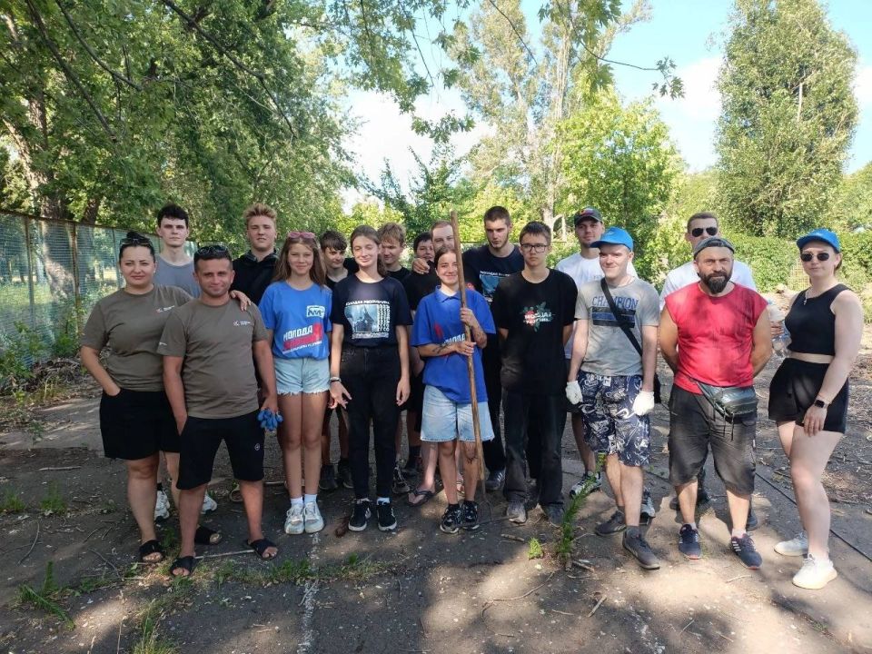 Виктория Жукова: Сегодня совместными усилиями отдела молодежной политики, Молодой Гвардии, Народной Дружины, Народного Фронта и волонтеров Дома Народного Единства была организована уборка по адресу ул. Кондратьева, 2а....