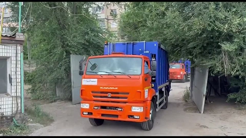 На территорию республики прибыла вторая партия специализированной техники, состоящей из 20 современных мусоровозов