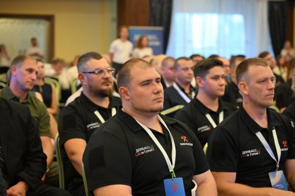 Новые цели и возможности: участников кадрового конкурса «Донбасс. СВОи Герои» ждут на госслужбе