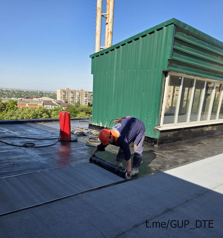 СПЕЦИАЛИСТЫ «ГОРЛОВКАТЕПЛОСЕТЬ» ОБНОВИЛИ КРОВЛЮ, ОБЕСПЕЧИВ НАДЁЖНУЮ ЗАЩИТУ ДЛЯ ВАЖНЕЙШЕГО ГОРОДСКОГО ОБЪЕКТА И ЕГО БЕСПЕРЕБОЙНУЮ РАБОТУ В БУДУЩЕМ