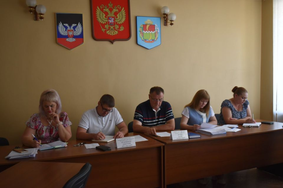 В администрации Амвросиевского муниципального округа состоялось заседание рабочей группы по вопросам размещения нестационарных торговых объектов на земельных участках, находящихся в муниципальной собственности муниципального...