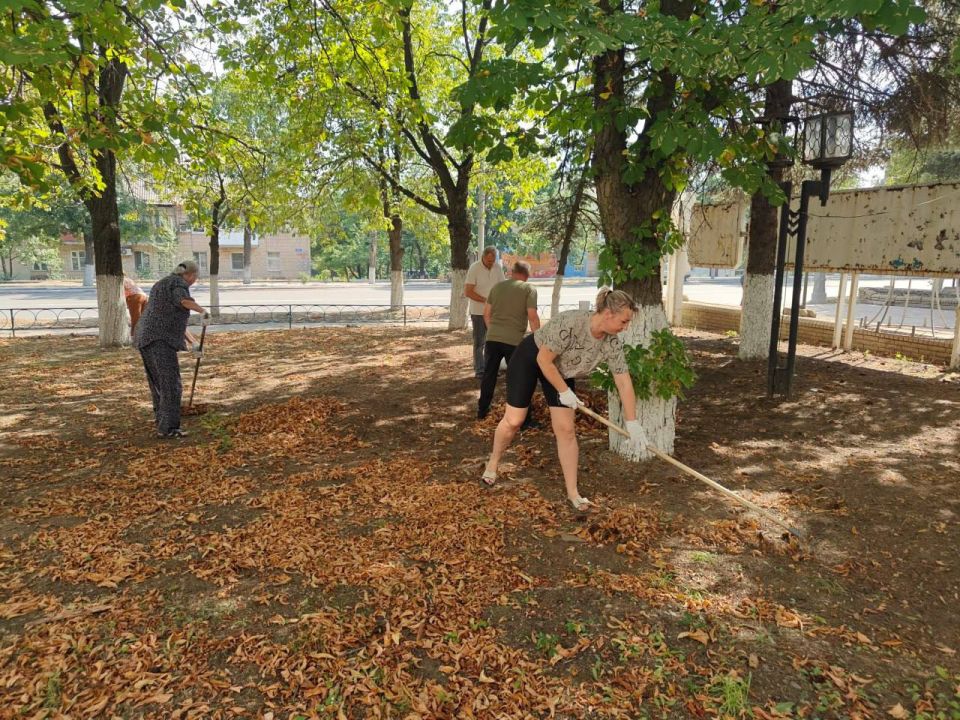 В рамках партпроекта Единой России «Чистая страна» активисты партии в Снежном провели субботник