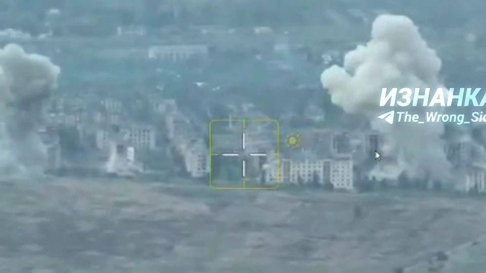 Российские лётчики с помощью ФАБ-500 с УМПК нанесли удары по объектам используемым 10-й ОГШБр "Эдельвейс" ВСУ в городе Северск, сообщает Telegram-канал "Изнанка"