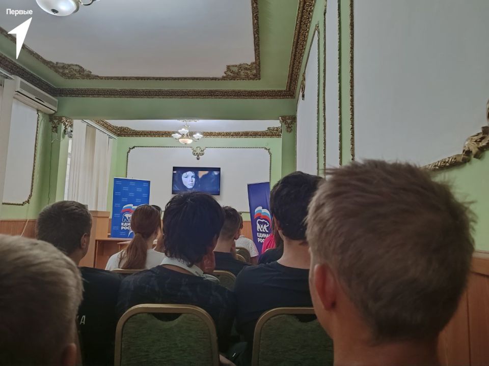 Смотрим вместе. Первые, совместно с молодежными организациями города, собралась вместе, чтобы посмотреть фильм «Группа крови»