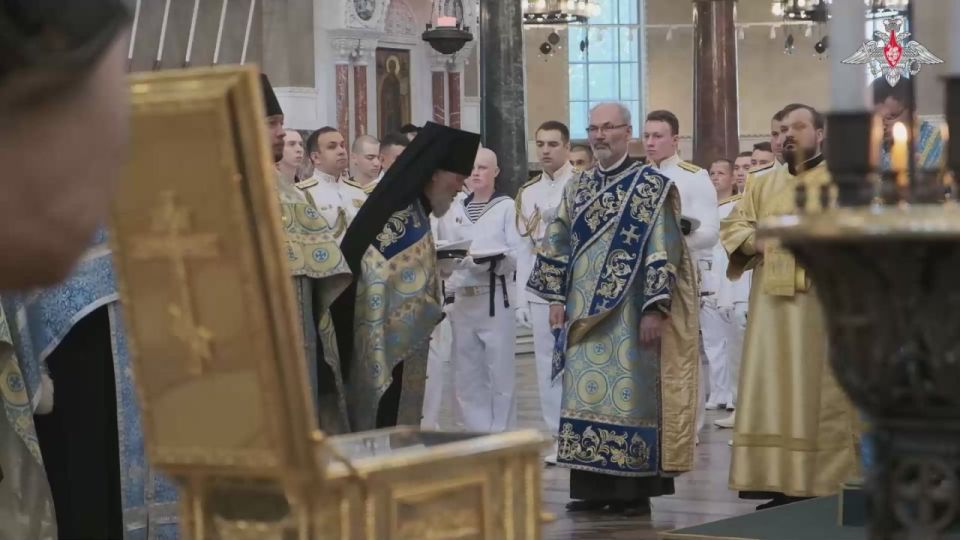 Минобороны России: Сегодня в Кронштадтском Никольском морском соборе состоялся торжественный молебен, посвящённый прибытию мощей святого праведного воина Феодора Ушакова, мощей и иконы святого апостола Андрея Первозванного и...