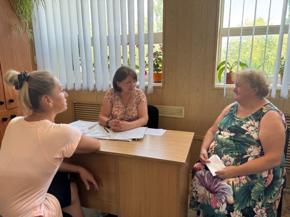 Заведующий Мангушским территориальным сектором Администрации Мангушского муниципального округа Тесленко Егана провела встречу с населением