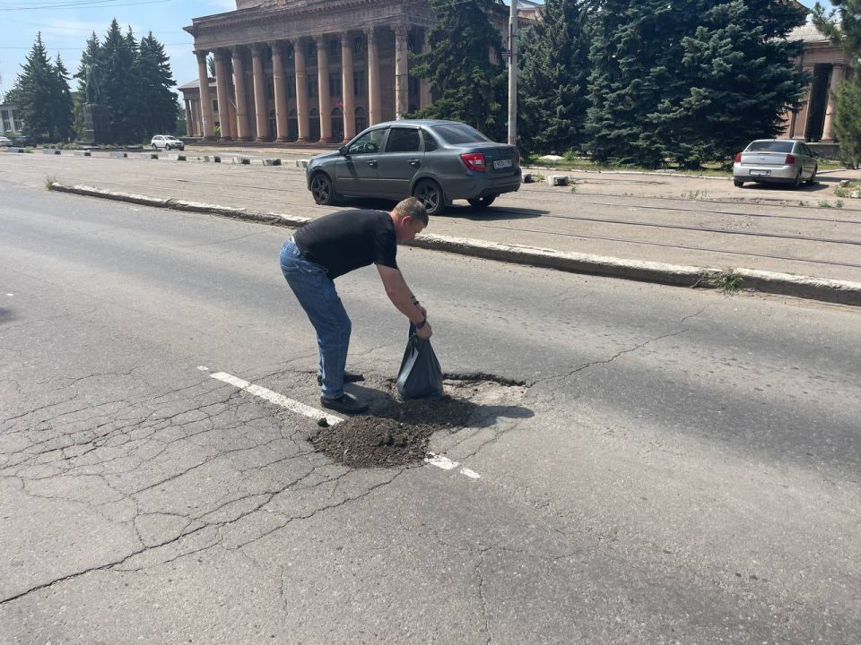 В Кировском внутригородском районе проведены работы по завозу асфальтовой срезки