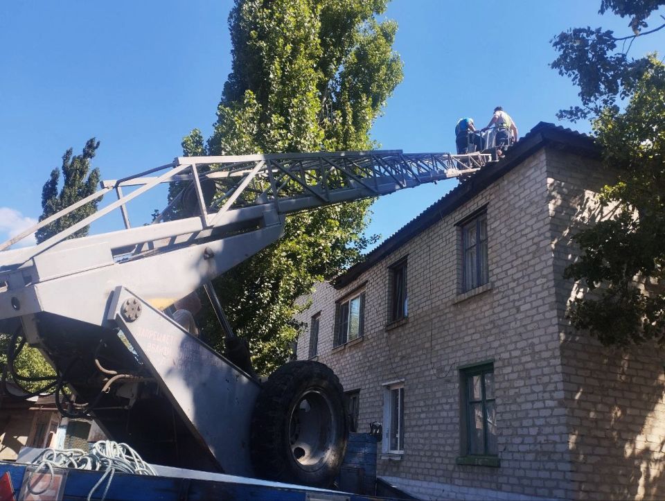 В Ждановке ремонтируют кровли многоквартирных домов