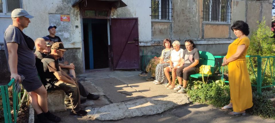 Встреча с гражданами. Сегодня, 25 июля, депутат Торезского городского совета Донецкой Народной Республики Жанна Попова провела встречу с гражданами по адресу: ул. Стаханова, д. 17. На встрече Жанна Владимировна...