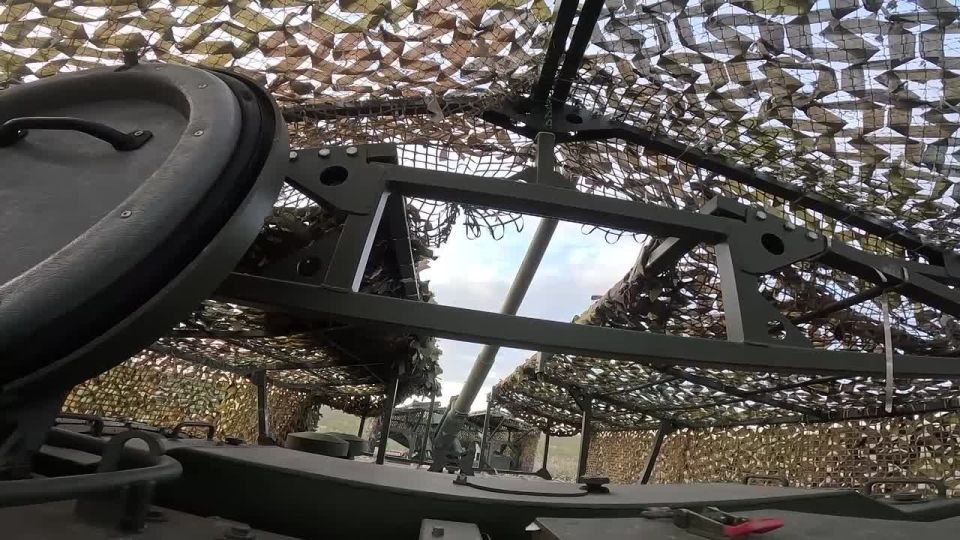 Артиллеристы 8-й ОА ГрВ "Юг" на Константиновском направлении в ДНР применяют новейшую 152-мм самоходную гаубицу "Гиацинт-К" на колесном шасси БАЗ-6910-027 "Вощина"