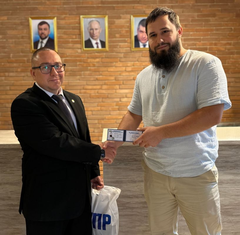 Андрей Крамар: Встретились с Виталием Владимировичем Осмоловским – нашим однопартийцем (как раз собственноручно вручил ему партийный билет), активным и неравнодушным жителем Азотного микрорайона