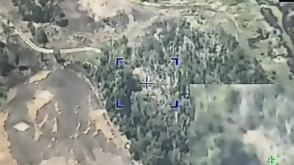 Расчёт 152-мм самоходной гаубицы 2С3 "Акация" ГрВ "Восток" на Южно-Донецком направлении уничтожает позиции ВСУ с помощью управляемых артиллерийских снарядов "Краснополь"