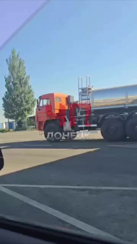 Водовозы спешат на помощь: на границе ДНР замечены автоцистерны из Москвы