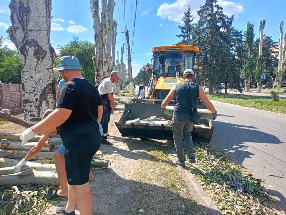 Наталья Великодная: Сегодня, по поручению Главы Республики Дениса Пушилина, на территории Тельмановского муниципального округа был организован субботник во всех населенных пунктах