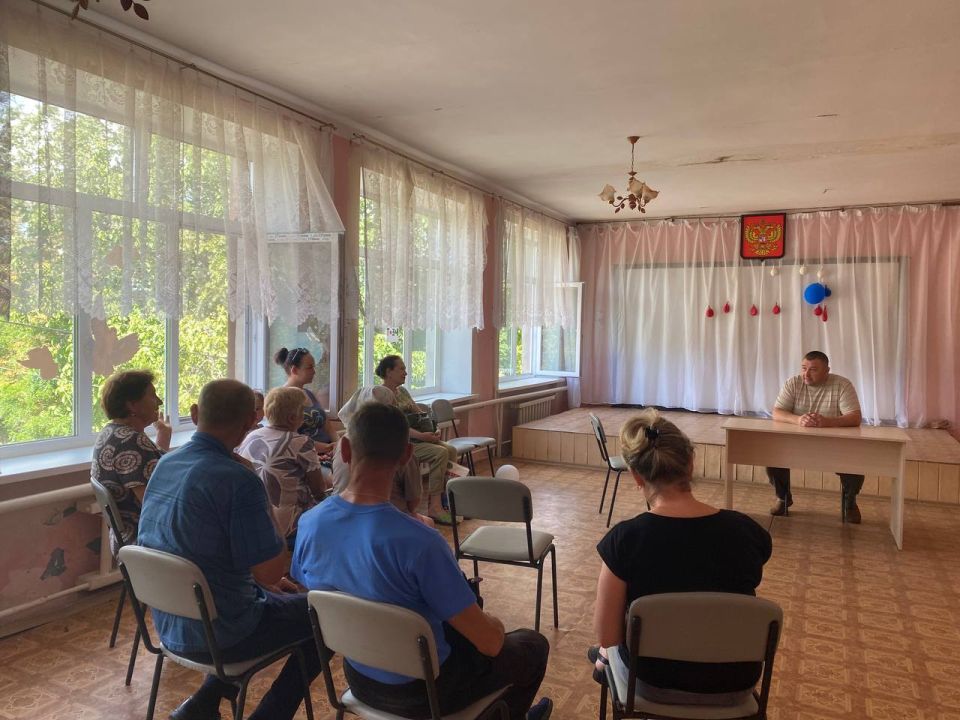 Заместитель Главы Администрации провел выездную встречу с населением в пгт Андреевка, в ходе которой ответил на интересующие вопросы граждан