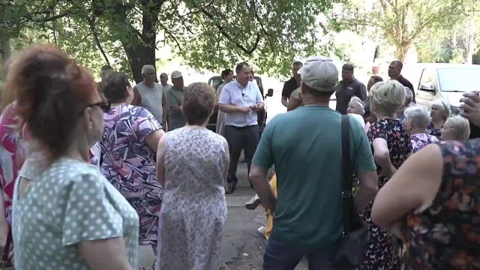 На сходе с жителями Куйбышевского района Донецка секретарь Комитета по образованию, науке, культуре и делам общественных организаций Алексей Муратов (фракция «Единая Россия») обсудил планы по восстановлению и развитию ЖКХ