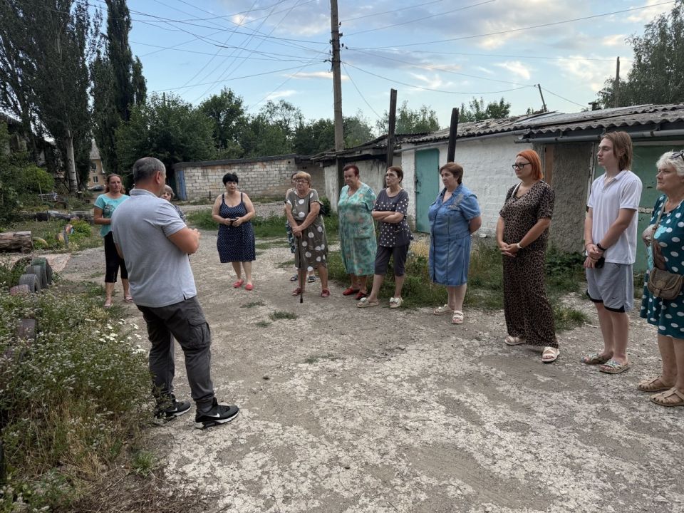 Депутат Народного Совета ДНР Александр Ковтырин провел сход граждан с жителями улицы Бойкая в Макеевке