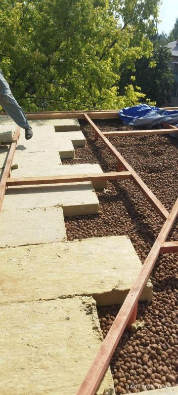 Подрядчики Нижегородской области ремонтируют кровлю дома в Харцызске