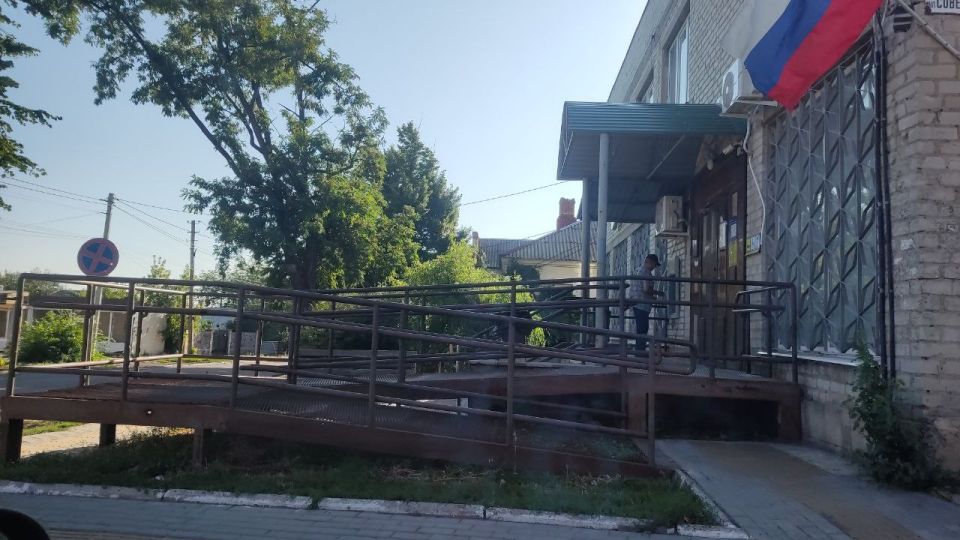 В рамках партийного проекта «Единая страна-доступная среда» сотрудниками администрации было проведено обследование входной группы отделения «ПСБ»