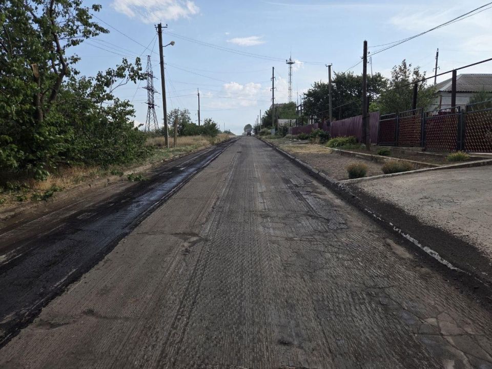 Подрядчики Нижегородской области ремонтируют дороги в Мангушском округе